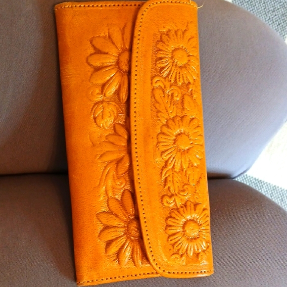 New Floral Embossed Yellow Daisy Leather Wallet - Picture 1 of 3